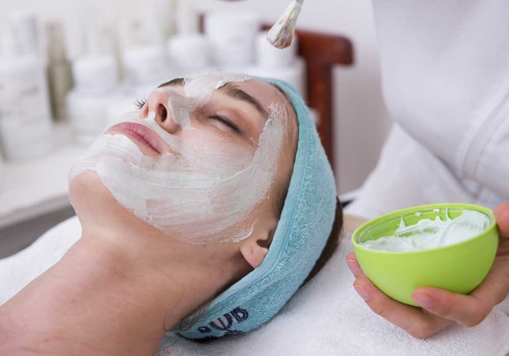 maschera viso estetista