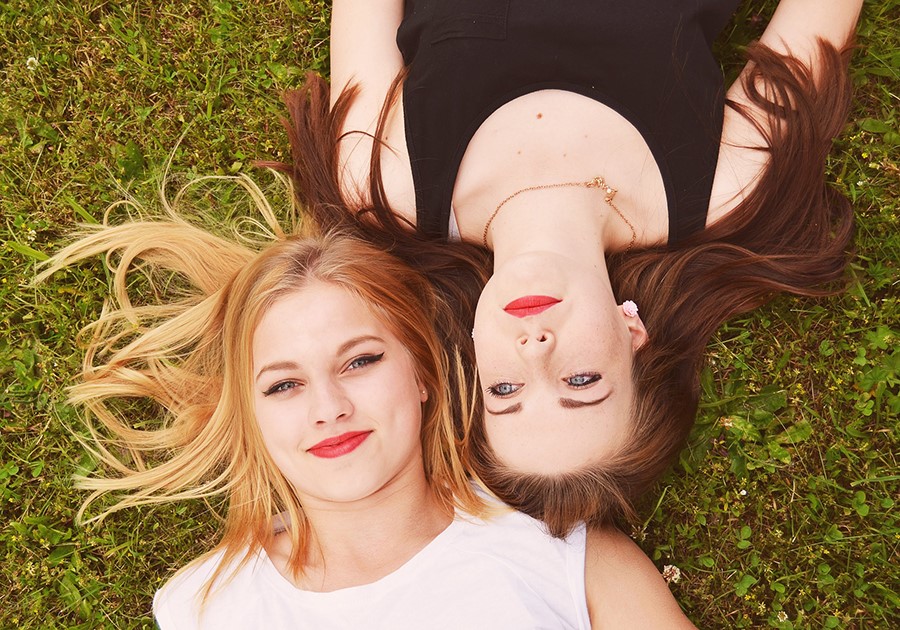 ragazze amiche bionda e bruna